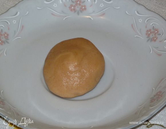 Отщипнуть кусочек теста, свалять шарик и приплюснуть на ладони.