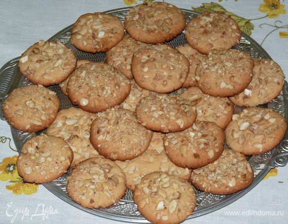 Выпекать в заранее разогретой до 170°С духовке на пекарском пергаменте 12 — 14 минут до золотистого цвета. Обращаю внимание, готовится очень быстро! Следите, что бы не пригорело! Остудить.