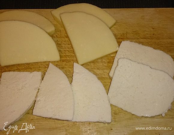 Нарезаем сыр толстенькими кусочками.