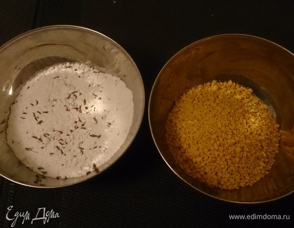 Смешиваем муку с тмином и подготавливаем панировочные сухари.