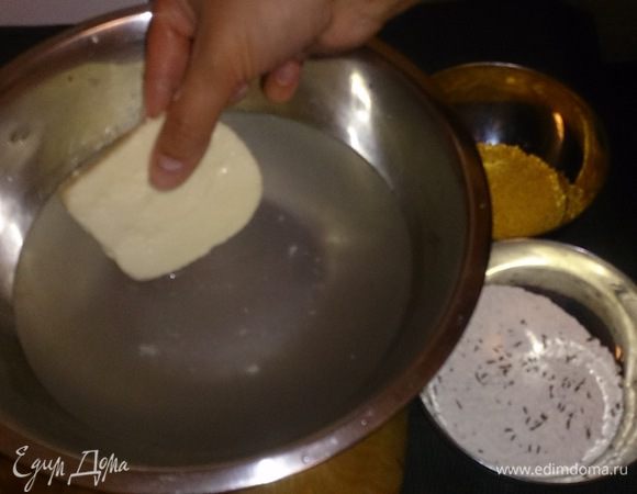 Адыгейский смачиваем в воде.