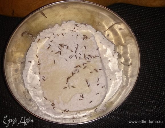 Обваливаем в муке с тмином