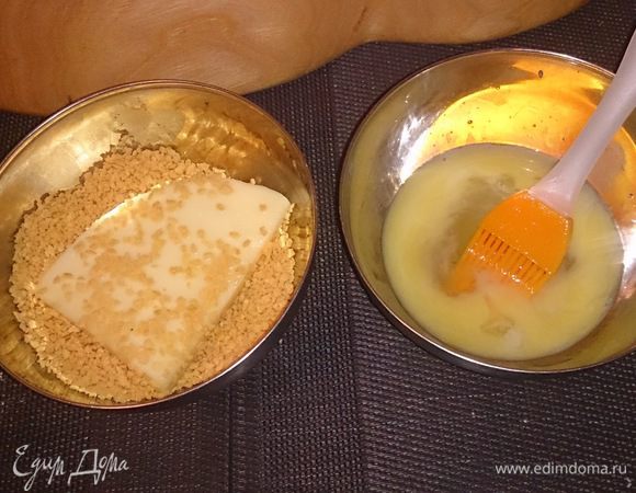 Сулугуни смазываем яйцом и обваливаем в панировочных сухарях.