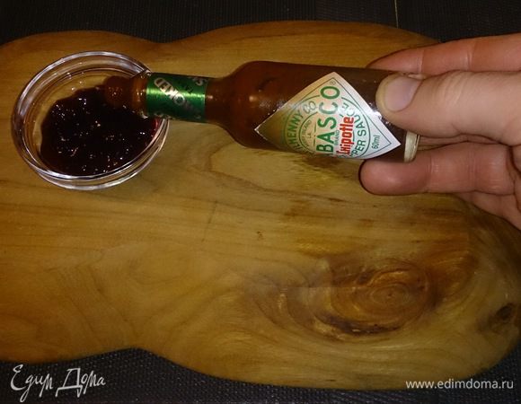 Подготавливаем соус! Смешиваем копченый табаско с брусничным вареньем. Вкус должен получиться сладко-кислый-копчено-острый. Как раз, то что нужно к жареному сыру.