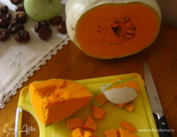 Очищаем тыкву и режем на мелкие кубики.