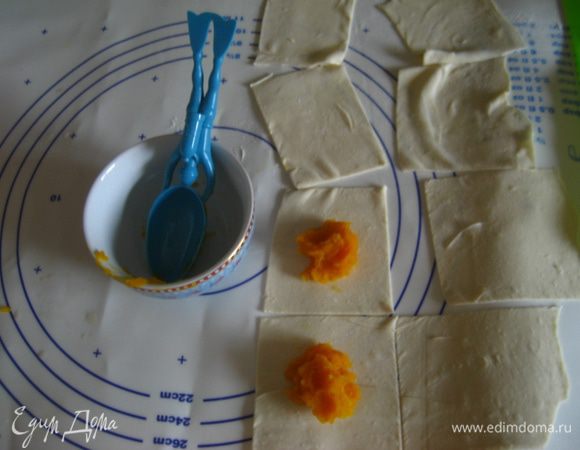 На заранее подготовленное не дрожжевое слоеное тесто (готовое), раскладываем небольшие порции тыквы. Слоеное тесто советую разделить на небольшие квадратики (9 Х 9 см).