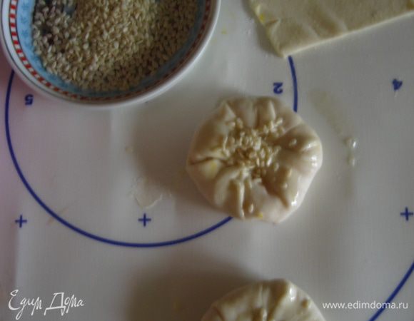 Готовые к выпеканию пирожки ставим в предварительно разогретую духовку на 220°С.  Пирожки можно выпекать на пекарской бумаге или на смазанном маслом противне. Выпекаем примерно 45 — 50 минут, до появления зажаристой корочки.