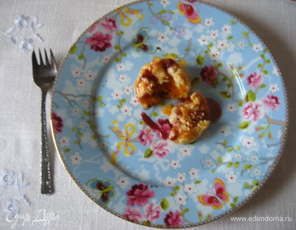 Готовые пирожки выкладываем на тарелочки. Поливаем вареньем или сиропом.