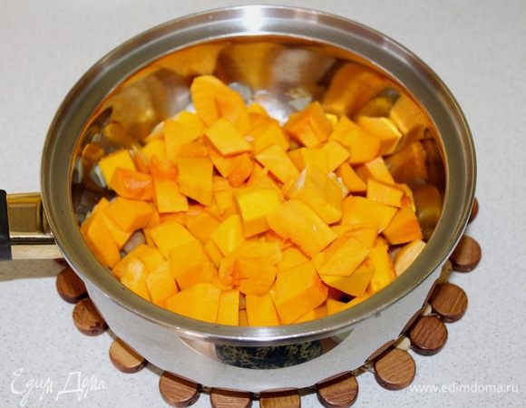 Тыкву порезать кусочками, добавить в сотейник. Тушить 5 минут.