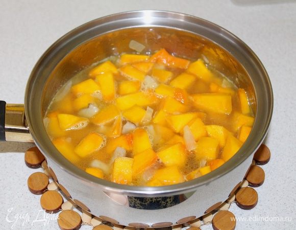 Добавить воды около 200 мл или чуть больше, в зависимости от желаемой густоты супа. Тушить приблизительно 7 — 10 минут, до мягкости тыквы.
