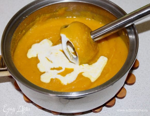 Суп пюрировать блендером, добавить сливки, перемешать.