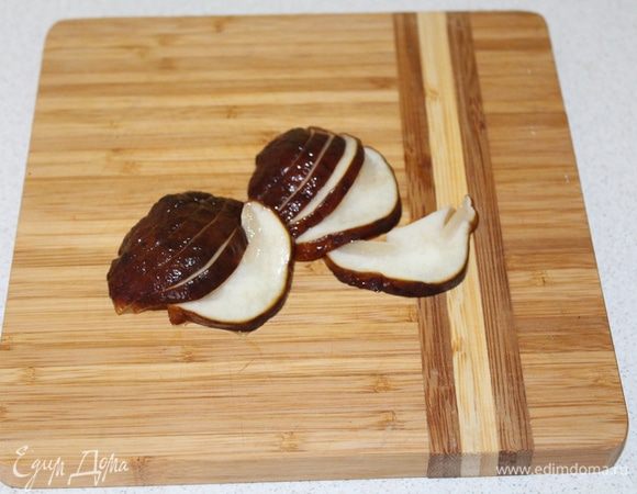 Белые грибы (у меня замороженные) порезать пластинками и обжарить на  оливковом масле.