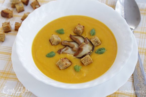 Суп налить в тарелку, добавить жареные белые грибы и сверху посыпать сухариками.
