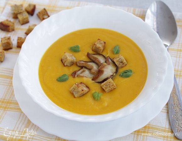 Суп налить в тарелку, добавить жареные белые грибы и сверху посыпать сухариками.
