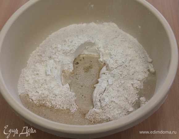 Просеять три вида муки, добавить немного теплой воды, сахар, дрожжи. Дать постоять три минуты, для активации дрожжей.