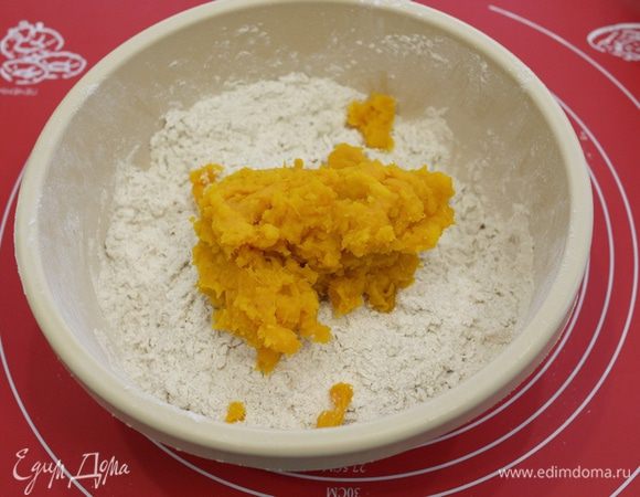 Добавить тыквенное пюре, соль, оставшуюся  воду и замесить тесто.