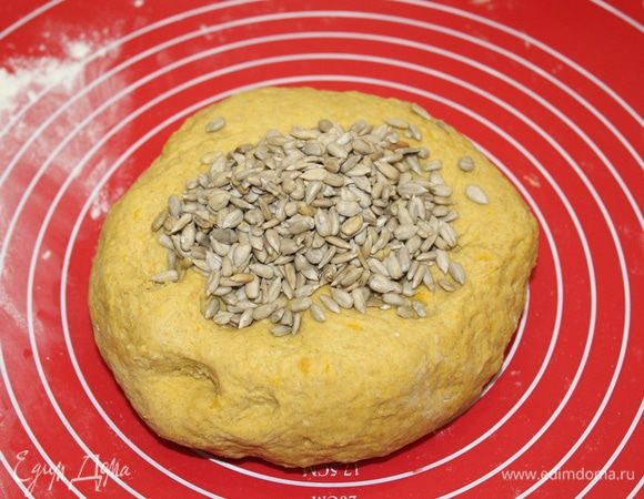 В конце замеса добавить семечки.
