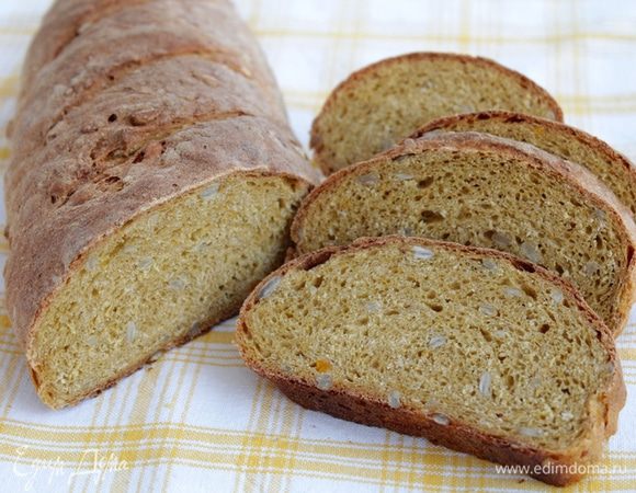 Поставить хлеб в духовку, обрызганную водой из пульверизатора, при темп. 220°С и выпекать 5 минут. Затем еще уменьшить температуру, до 180°С и выпекать до готовности около 30 минут.