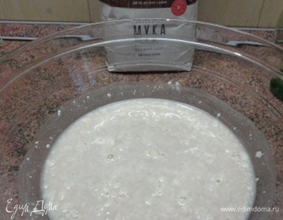 Дрожжи раскрошить, смешать с парой ложек сахара, влить половину нормы теплой воды, всыпать пару ложек муки. Оставить опару для подъема.