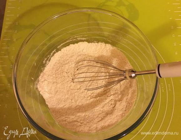 В миске смешать 300 грамм муки, добавить соль и дрожжи.