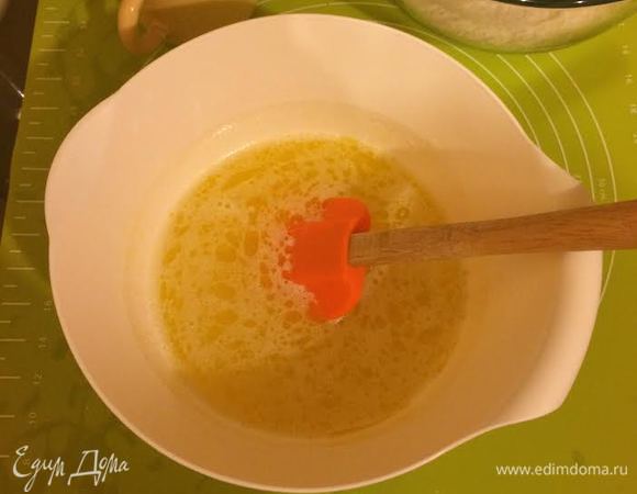 В другой миске смешать теплую воду, растопленное сливочное масло, пюре и сахар.