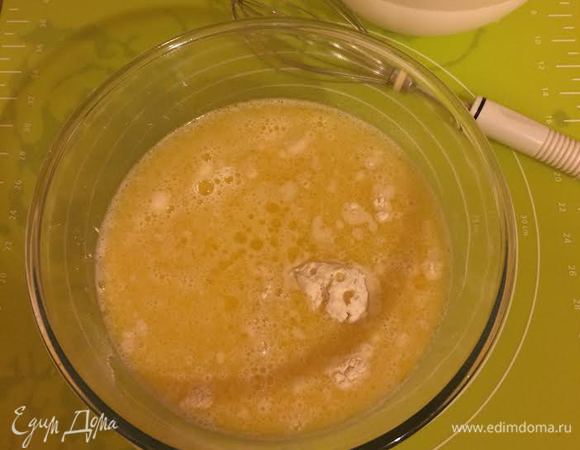 Добавить жидкие ингредиенты к сухим и перемешать миксером.