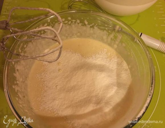 Начать постепенно добавлять муку (муки может уйти чуть больше или чуть меньше). Не забивайте тесто мукой, когда будете месить тесто руки смазывайте растительным маслом. Замесить тесто.