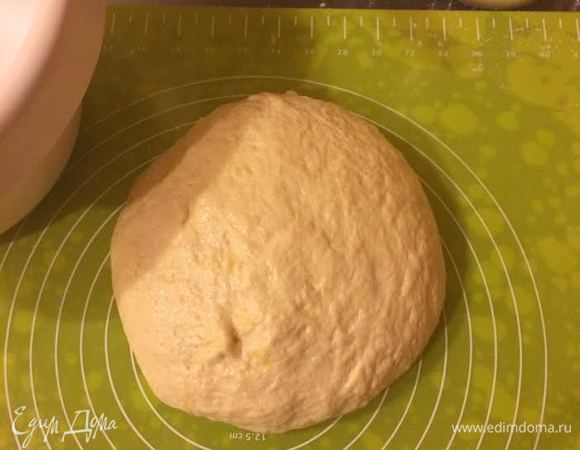 Тесто хорошо вымесить, оно должно стать гладким.