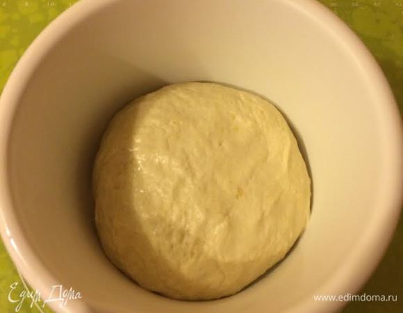 Тесто переложить в миску, накрыть пленкой и отправить в холодильник на ночь.