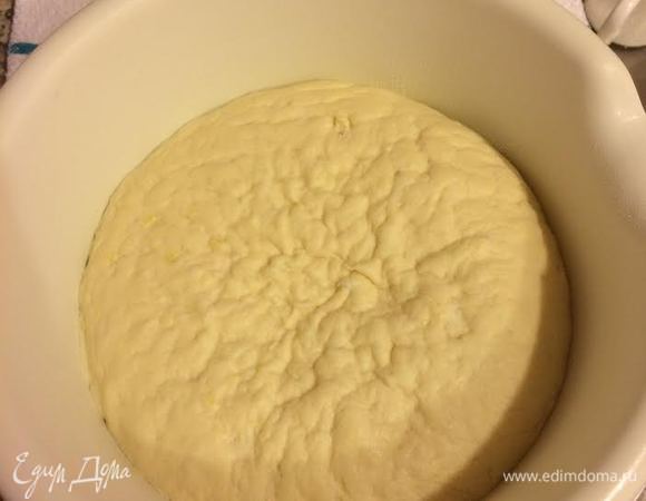 Перед выпечкой достать тесто из холодильника и дать постоять 30 минут.