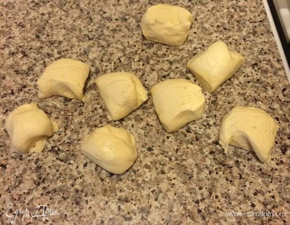 Затем разделить тесто на колобки.