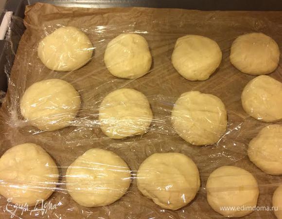 Сформировать булочки, выложить на противень, накрыть пленкой и оставить еще на 30 минут.