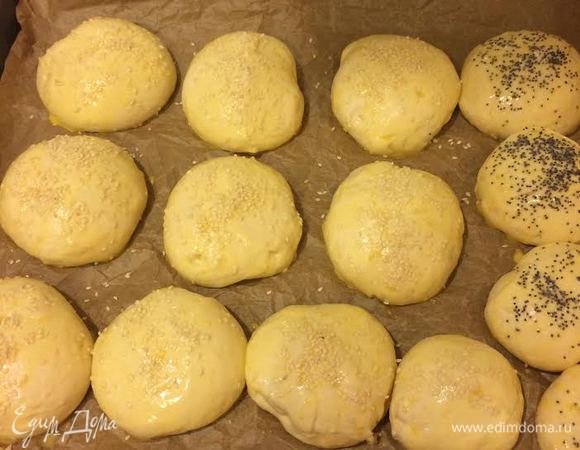 Духовку нагреть до 180 — 190°С. Смешать желток с молоком, смазать булочки и присыпать кунжутом.