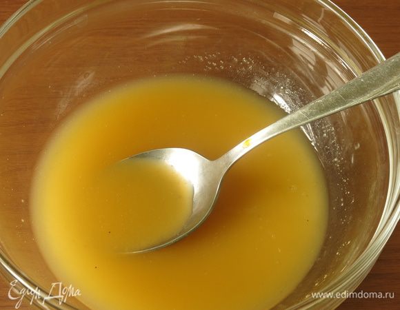 Растворяем сахар в соке.