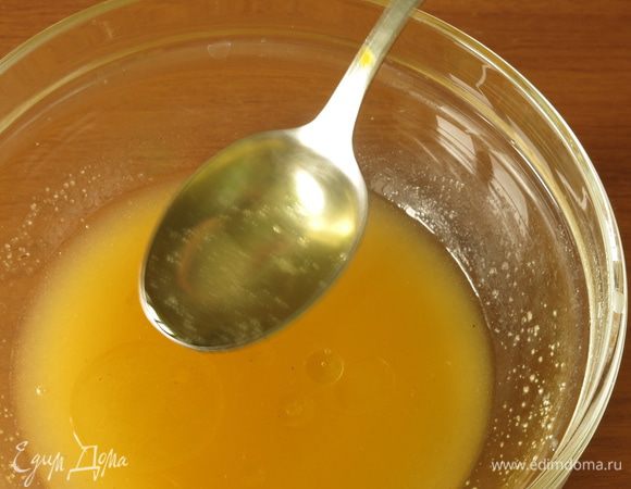 Вливаем масло.