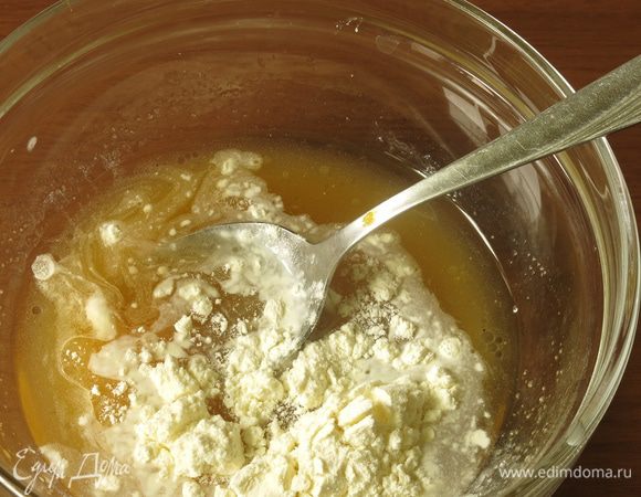 Вмешиваем сухое молоко.