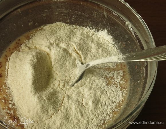 Вводим муку, замешиваем тесто, как густая сметана.