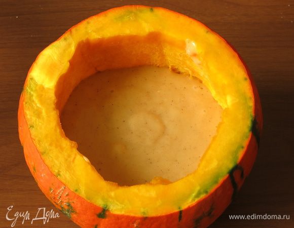 Вливаем тесто в тыкву.