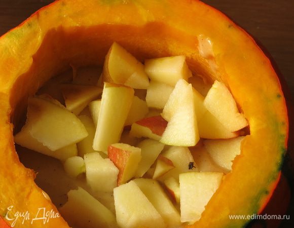 Выкладываем порезанное яблоко, использовала половину.