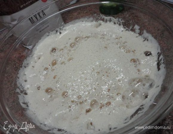 Пока она не поднимется шапкой и начнет лопаться.