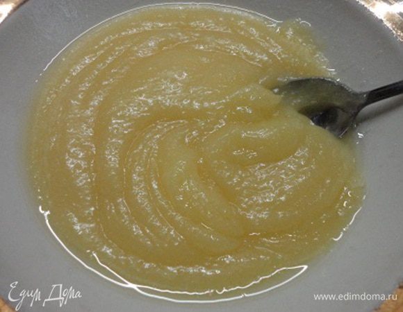 В отдельной посуде соединить растительное масло, майонез, соль, сахар и размешать.