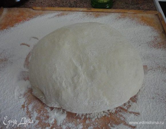 Обминаю еще раз и выкладываю на присыпанную мукой доску. Прикрываю полотенцем и готовлю формы, нарезаю яблоки (орехи нарубила, пока тесто подходило).