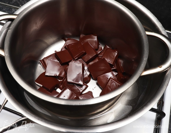 Ломаем плитку шоколада на кусочки. Ставим на водяную баню.