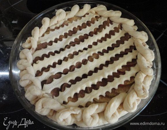 Украшаем по своему усмотрению. Даем расстояться. Смазываем яйцом и выпекаем 25 — 30 минут при температуре 180°С.