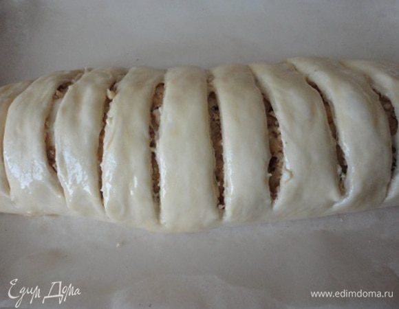 Для рулета прямоугольный пласт теста смазываем мягким сливочным маслом, посыпаем орехами и сахаром. Сворачиваем рулетом. Даем расстояться, смазываем яйцом и делаем надрезы острым ножом, прорезая верхний слой теста. Выпекаем так же 20 — 25 минут при температуре 180°С.