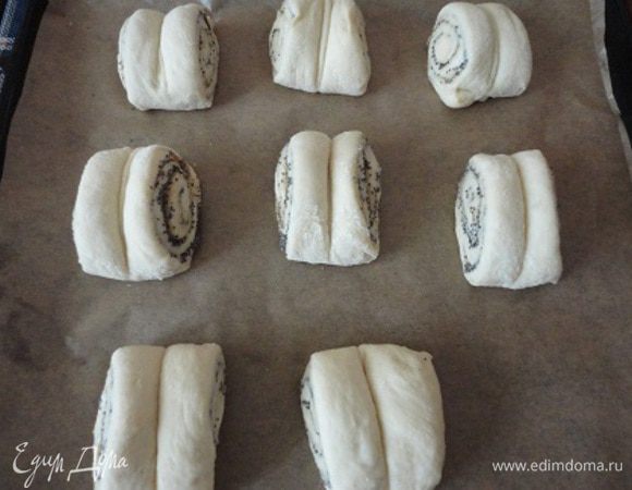 Из оставшегося теста я скрутила рулет с маком и нарезала на 8 кусочков — вот таких улиток. Даем им время подрасти в объеме, смазываем яйцом и выпекаем при той же температуре, но 15 минут достаточно.