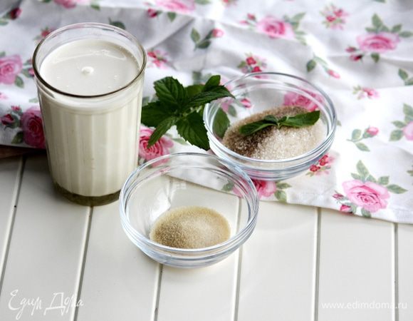 Нам понадобятся сливки (в моем случае 33%), сахар с ванилью (в моем случае ваниль в порошке, лучше использовать семена стручковой ванили) и желатин.
