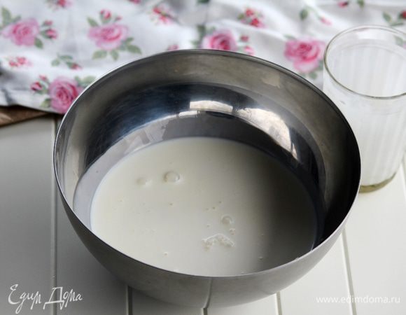 Желатин, предварительно помещаю в небольшое количество воды, минут на 10, а тем временем, разогреваю сливки с сахаром и ванилью.