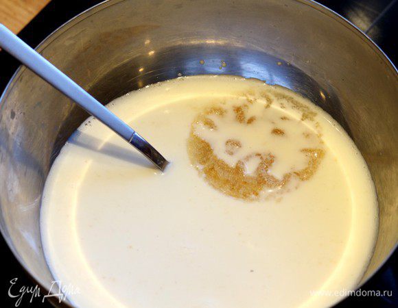 Набухший желатин отправляю к сливкам и перемешиваю на медленном огне до полного растворения.