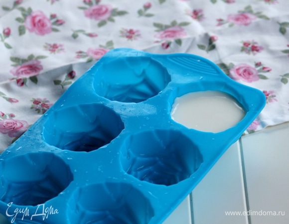 Когда желатин растворился, можно дать сливочной массе немного остыть, а затем, разливать по формам, у меня форма в виде цветка. Форму помещаем в холодильник на 3 — 4 часа до застывания сливочной массы.